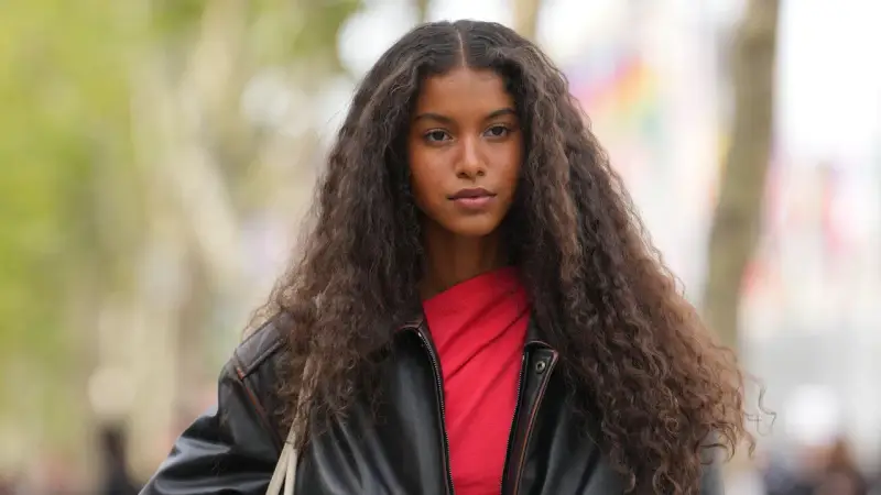 Capelli lunghi e mossi, un look da invidiare. Scopri come si usa la maschera per capelli per ottenere questo risultato.