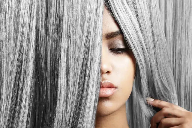 Capelli grigi e biondi, un trucco per capelli sale e pepe che dona un look audace e moderno.